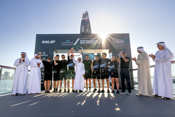 New Zealand has secured back-to back victories in the UAE after mastering light wind conditions to beat Spain and the United States in Abu Dhabi.